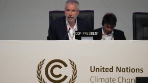 La COP30 aboutit à un accord modeste sans plan de sortie des énergies fossiles