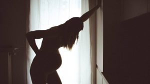 Enquête du Guardian : le business risqué des influenceuses prônant l'accouchement sans assistance