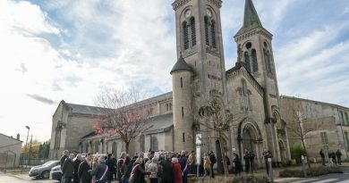 &Agrave; Verdun, le&nbsp;15 novembre 2025, des manifestants protestent contre la messe c&eacute;l&eacute;br&eacute;e &agrave; la&nbsp;m&eacute;moire de P&eacute;tain