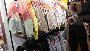 À l'approche des fêtes, la règle des 12 jours de travail d'affilée suscite des débats