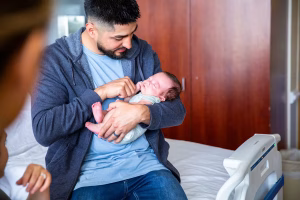 Un homme doit travailler pendant l'accouchement de sa femme : l'histoire qui divise les internautes