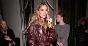 À Londres, une soirée festive rassemble les célébrités sous le sapin de Noël