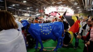 Crise du lait : les producteurs européens demandent à l'Europe de réduire volontairement les volumes