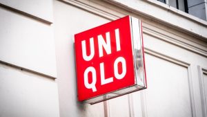 Uniqlo dévoile une robe en laine confortable et stylée, adoptée par les influenceuses
