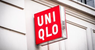 Uniqlo dévoile une robe en laine confortable et stylée, adoptée par les influenceuses