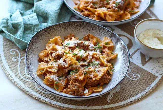 Pâtes express à la chair à saucisse,Pâtes à la chair à saucisse,pâtes chair à saucisse sauce tomate,recette pâtes à la chair à saucisse,recette spaghetti chair à saucisse,recette pâtes chair à saucisse sauce tomate,Recette pâte express et facile,recette pâtes facile et rapide pour le soir,Recette de pâte express et facile,Pâtes à la chair de boucher,Plat familial économique,plat familial facile et rapide,Alternative bolognaise sans bœuf,Recette de pasta simple et savoureuse,recette avec de la chair à saucisse,recette de pâtes avec de la chair à saucisse,idée repas avec de la chair à saucisse,recette à faire avec de la chair à saucisse,recette rapide avec de la chair à saucisse