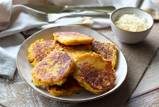 Galettes moelleuses de butternut,Galettes de butternut recette,galette de butternut recette,Galettes de courge moelleuses,Galettes de courge,Galettes butternut parmesan,galette butternut parmesan,recette galettes butternut parmesan,recette galettes butternut facile,galettes de légumes à la poêle,galettes de courge butternut,recette galettes de courge butternut,recette galette courge butternut