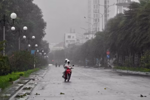 Le typhon Kalmaegi frappe le centre du Vietnam, entraînant l'évacuation de milliers de personnes.