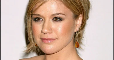 Petits seins : une chanteuse célèbre dénonce le comportement inacceptable d'un manager