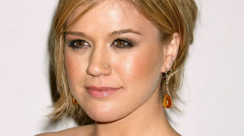 Petits seins : une chanteuse célèbre dénonce le comportement inacceptable d'un manager