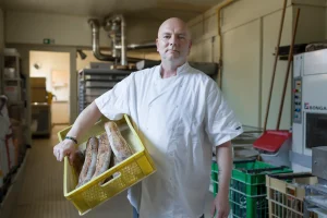 Nicolas Mainguy, boulanger, recrute deux apprentis atteints d'autisme