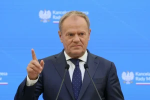 Pologne : Donald Tusk adopte une position conservatrice sur l'immigration et l'avortement