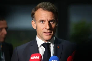 Macron à Toulouse : enjeux des réseaux sociaux, stratégie spatiale et tensions avec les agriculteurs