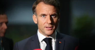 Macron à Toulouse : enjeux des réseaux sociaux, stratégie spatiale et tensions avec les agriculteurs