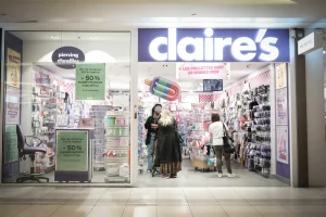 Magasins Claire’s : deux offres de reprise acceptées, 50 % des employés maintenus