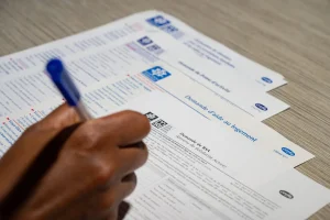 Pauvreté : le gouvernement envisage de fusionner certaines aides sociales