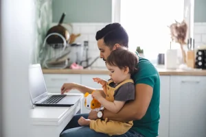Être parent : entre bonheur et fatigue intense au quotidien