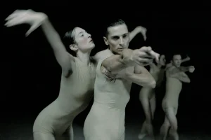 Danse : Sharon Eyal explore le temps suspendu après la perte d'un être cher dans « Delay the Sadness »