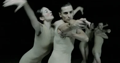 Danse : Sharon Eyal explore le temps suspendu après la perte d'un être cher dans « Delay the Sadness »