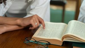 Le mot 'parasocial' élu mot de l'année 2025 par le dictionnaire de Cambridge