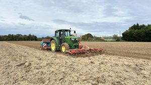 tracteur en train de semer des céréales - Illustration Le vibro remplace la herse rotative