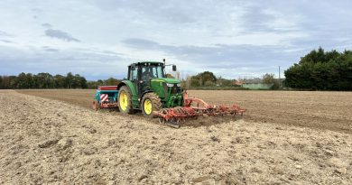 tracteur en train de semer des céréales - Illustration Le vibro remplace la herse rotative