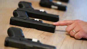 « À Grigny, un étudiant "orfèvre" remilitarise des armes dans l'appartement familial »