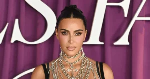 Kim Kardashian en naked dress : elle affiche ses fesses et répond à ses haters