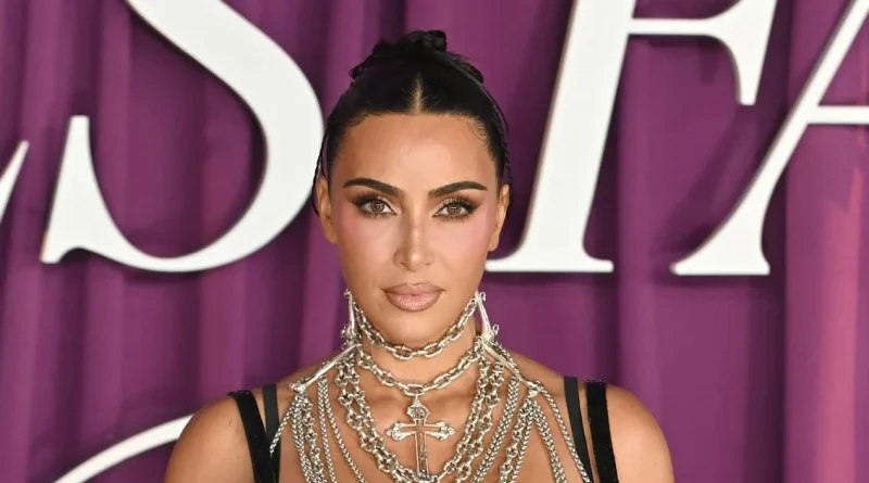 Kim Kardashian en naked dress : elle affiche ses fesses et répond à ses haters
