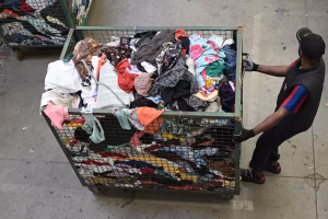 Pourquoi des tonnes de vêtements usagés français finissent aux Émirats arabes unis