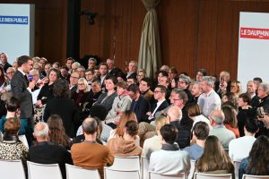 Interdiction des portables au lycée : les réactions des jeunes face aux annonces d'Emmanuel Macron