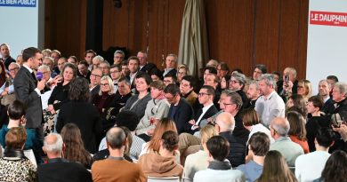 Interdiction des portables au lycée : les réactions des jeunes face aux annonces d'Emmanuel Macron