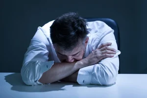 Un salarié accuse son patron de faillite après s'être piqué devant les employés, réclame 115 000 €