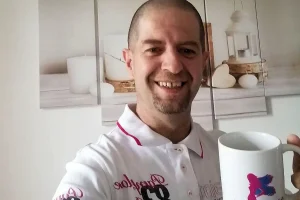 Steve, ancien militaire, utilise des jeux-concours pour compléter sa retraite de 1 000 € par mois