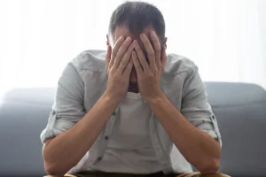 Dénoncé par sa femme, un salarié licencié réclame 140 000 € après un arrêt maladie pour concurrence