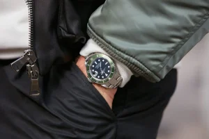 Un homme perd sa montre à 16 000 € dans un bloc de béton et demande un remboursement à son entreprise