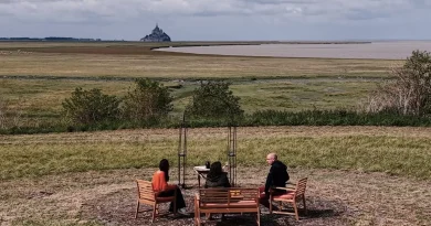 Yves-Antoine utilise un drone pour disperser les cendres d'animaux près du Mont-Saint-Michel