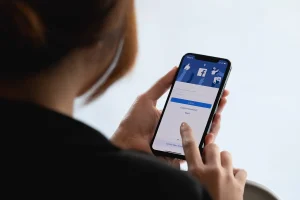 Une auxiliaire de vie licenciée après 14 ans dans un EHPAD pour une blague homophobe : la justice décide