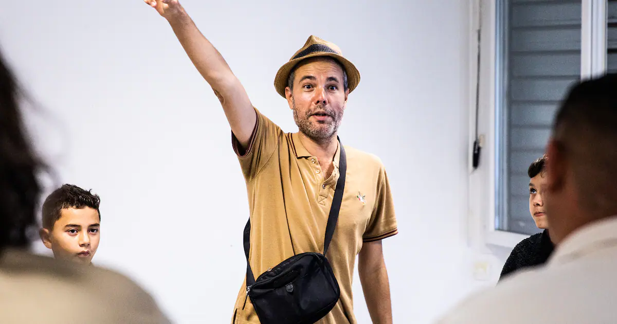 « À Sète, le théâtre s'invite pour toucher un public invisibilisé dans la cité de l'île de Thau »