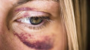 Premiers amours et violences : l'emprise sur les jeunes femmes - RTBF Actus