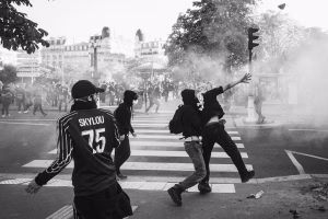 « J’ai l’impression d’être bloquée avec cette émotion : la colère intime et son impact social »