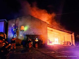 Incendie dans l’Aude : deux bâtiments agricoles détruits après un feu de tracteur