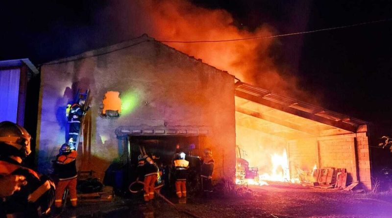 Incendie dans l’Aude : deux bâtiments agricoles détruits après un feu de tracteur