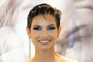 Eve Gilles moquée par les internautes pour son discours en minuscule à Miss Univers