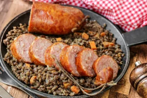 Lentilles-saucisses express : une recette rapide aussi savoureuse que celle de nos grands-mères