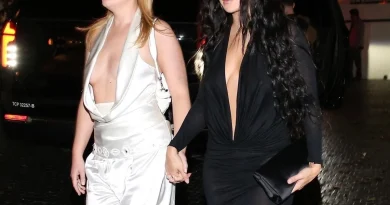 Cette chanteuse sulfureuse pose nue, les fans critiquent des photos trop retouchées.