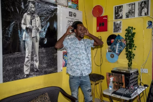 En Jamaïque, le reggae évoque l'ouragan Melissa et s'engage pour la lutte climatique