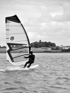 Windsurf : Découvrez les meilleures techniques pour progresser rapidement