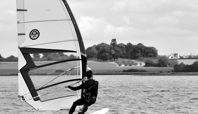 Windsurf : Découvrez les meilleures techniques pour progresser rapidement