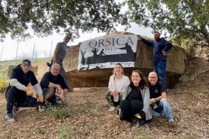 Un bunker de la Seconde Guerre mondiale rénové, rempli de déchets et de boue à l'intérieur.